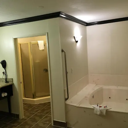 Hotel Ramada By Wyndham Ontario Extérieur photo