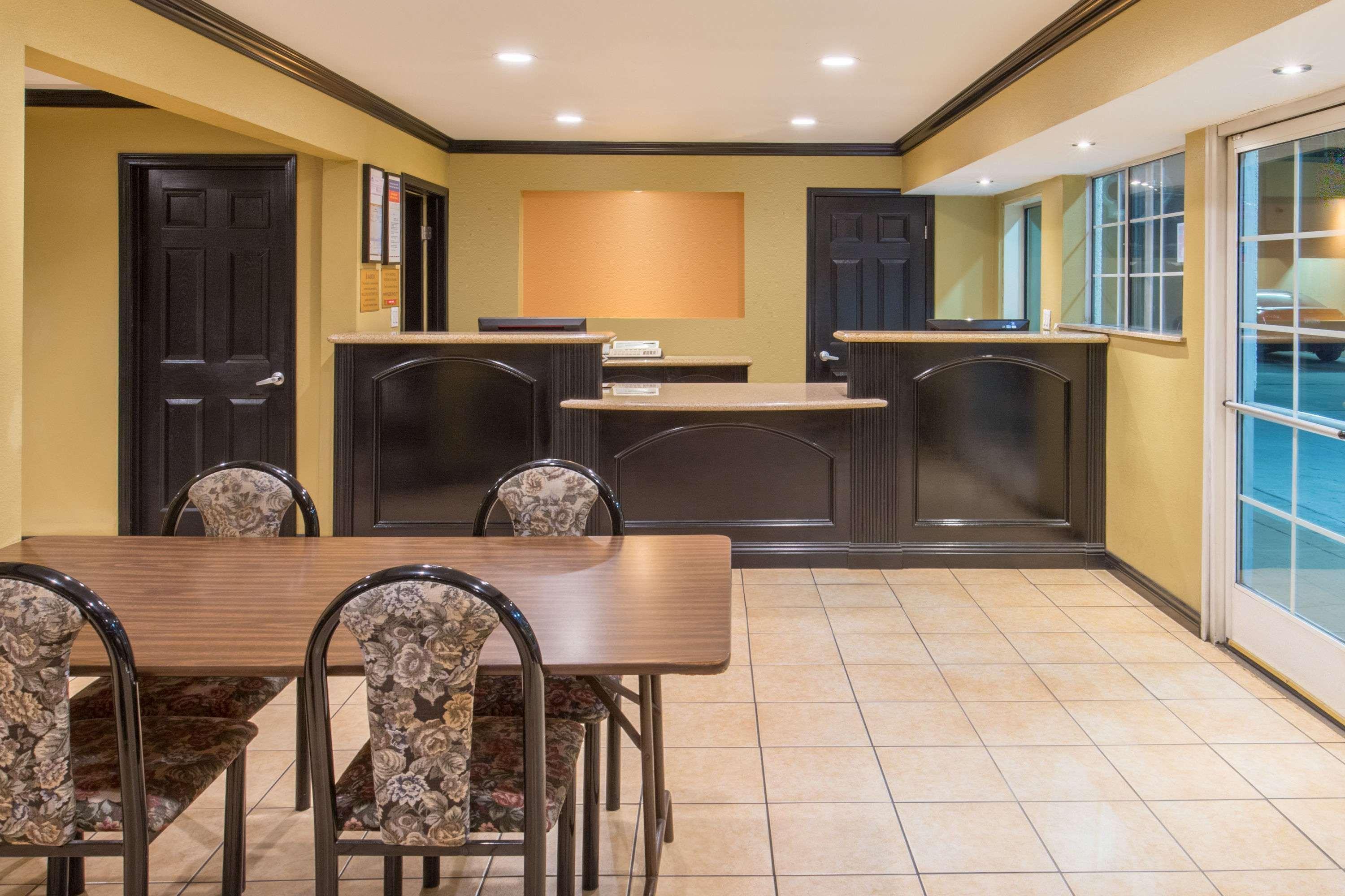 Ramada By Wyndham 2* Ontario