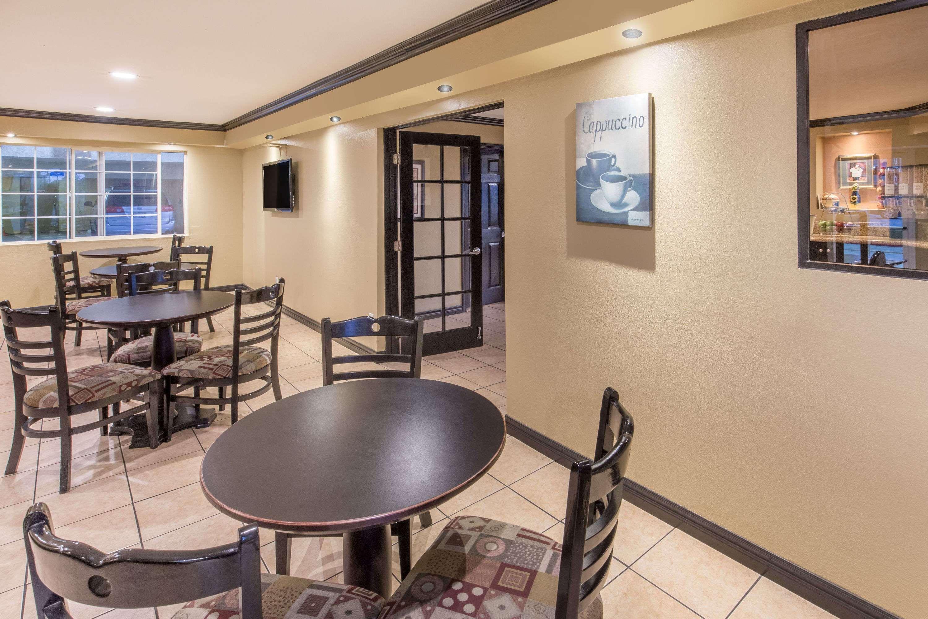 Ramada By Wyndham 2* Ontario